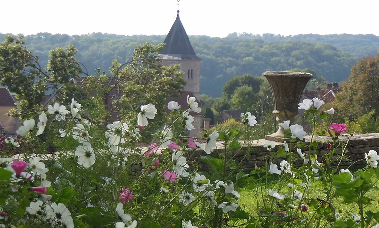 Le village de Cohons vu depuis les jardins, entre fleurs et paysage verdoyant